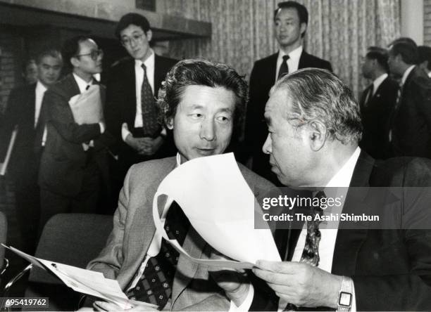 New Health Minister Junichiro Koizumi talks with Finance Minister Hiroshi Mitsuzuka while waiting for a press conference at Prime Minister Ryutaro...