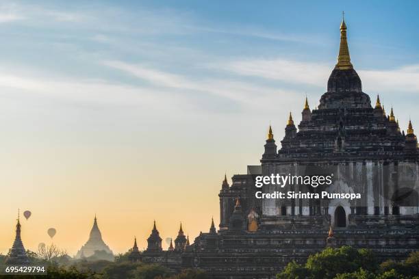 hot-air balloons flying over thatbyinnyu temple at early morning, bagan, myanmar - bagan temples damaged in myanmar earthquake stock pictures, royalty-free photos & images