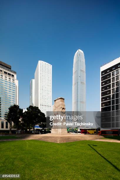 the cenotaph war memorial and 2 ifc - 2 international finance center stockfoto's en -beelden