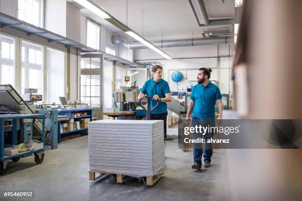 arbeitnehmer, die im druck fabrik lager - hubwagen stock-fotos und bilder