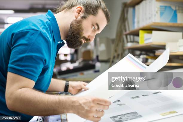 ontwerper werken bij drukkerijen - printout stockfoto's en -beelden