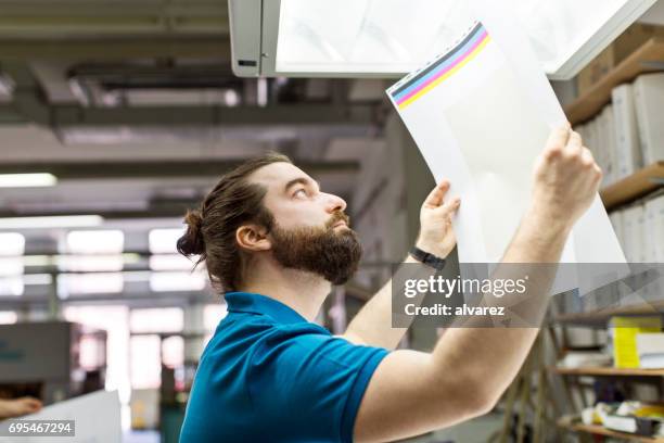 arbeiter überprüfen farbproofs für den druck - printing stock-fotos und bilder