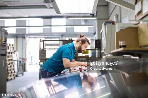 designer arbeiten bei druckerei - papierwerk stock-fotos und bilder