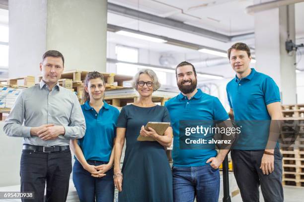 erfolgreiches team von fachleuten zu druckerei - produktionshalle stock-fotos und bilder