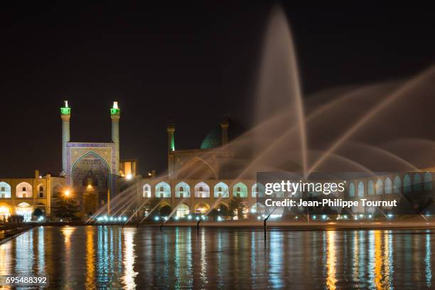 fountain and shah mosque at night in naghsh-e jahan square, isfahan, iran - isfahan imam stock pictures, royalty-free photos & images