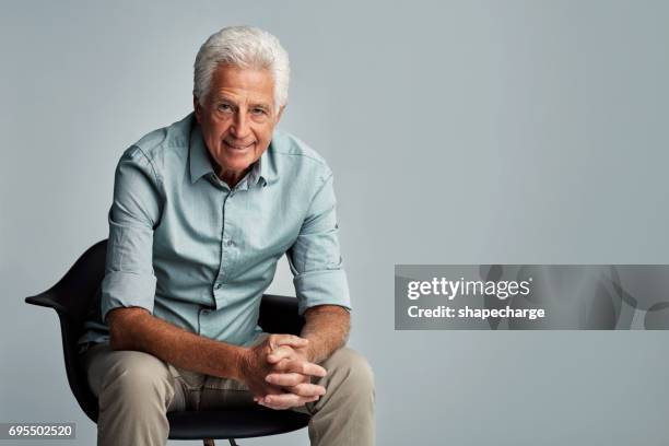 leeftijd is een nieuwe fase van kansen en sterkte - chairs in studio stockfoto's en -beelden