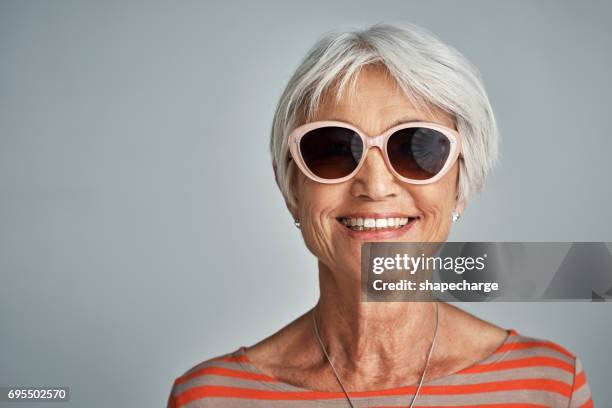 l’âge est un état de découverte - sunglasses photos et images de collection