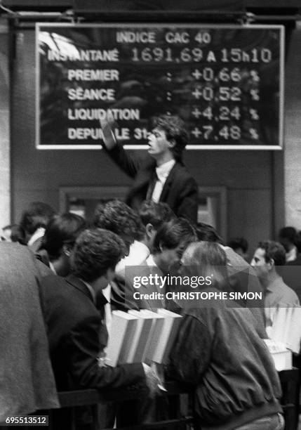 Trader reacts on April 17, 1989 as CAC 40 index soared to record high at Paris Stock Exchange. Une vue du tableau de l'indice CAC 40 à la Bourse de...