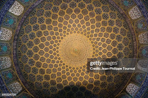 fine tilework of the ceiling of sheikh lotfollah mosque, isfahan, iran - mandala fotografías e imágenes de stock