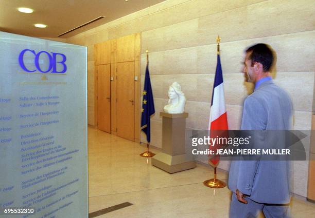 Un homme traverse, le 11 décembre 2000 à Paris, le hall d'entrée de la Commission des opérations de bourse . Fondée en 1967, cette autorité...