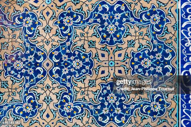 tilework on a wall in sheikh lotfollah mosque, isfahan, iran - persian wall art stock-fotos und bilder