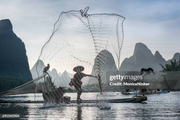 fisherman of li river - yangshuo imagens e fotografias de stock