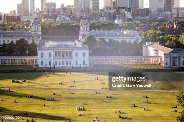 london skyline from greenwich park in the summer - greenwich london - fotografias e filmes do acervo