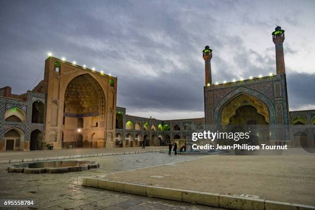 courtyard of jameh mosque at dusk, isfahan, iran - masjid jami isfahan iran stockfoto's en -beelden