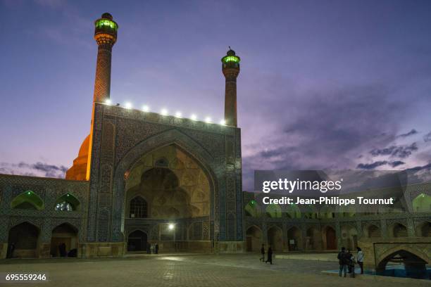 illuminated south side iwan of friday mosque of isfahan at dusk, isfahan, iran - masjid jami isfahan iran stockfoto's en -beelden