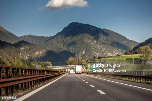 autostrada in italian mountains - autostrada - fotografias e filmes do acervo