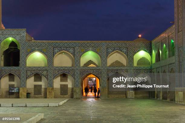 arches around the courtyard of jameh mosque in isfahan, iran - masjid jami isfahan iran stockfoto's en -beelden