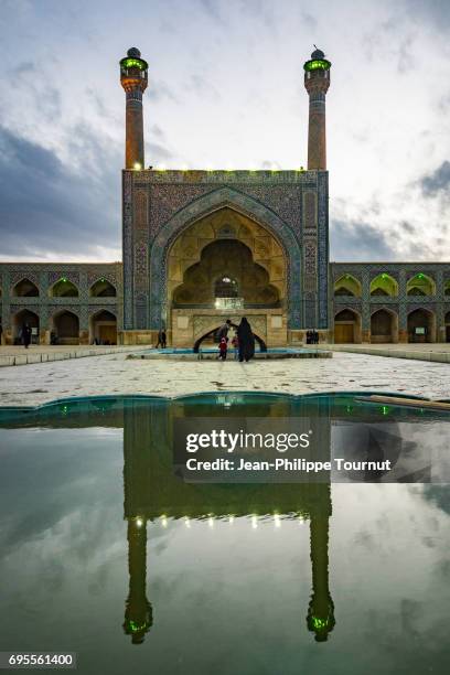 south side iwan of jameh mosque of isfahan reflected in a pool, isfahan, iran - masjid jami isfahan iran stockfoto's en -beelden