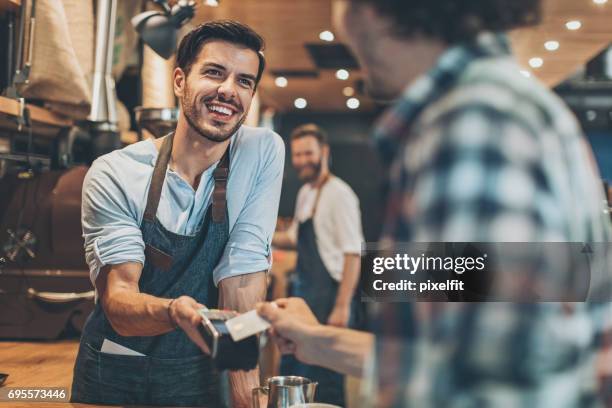 zahlung per kreditkarte im coffee shop - barware stock-fotos und bilder