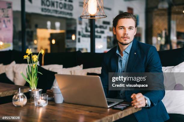 unternehmer in einem cafe - elegante kleidung stock-fotos und bilder