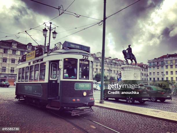 praça da figueira mit tram und autos, lissabon, portugal - praca de figueria stock-fotos und bilder