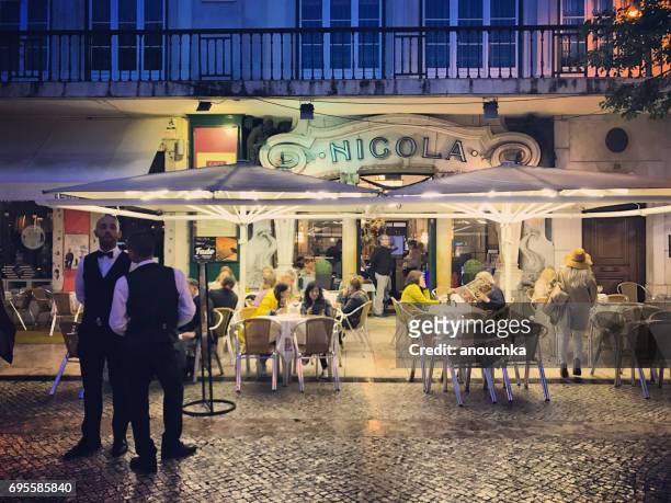 berühmte nicola cafe in lissabon, portugal - praca de figueria stock-fotos und bilder