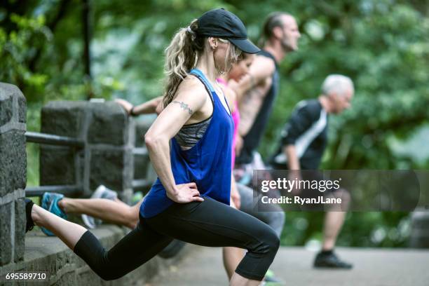 outdoor fitness class - fitness boot camp stock pictures, royalty-free photos & images