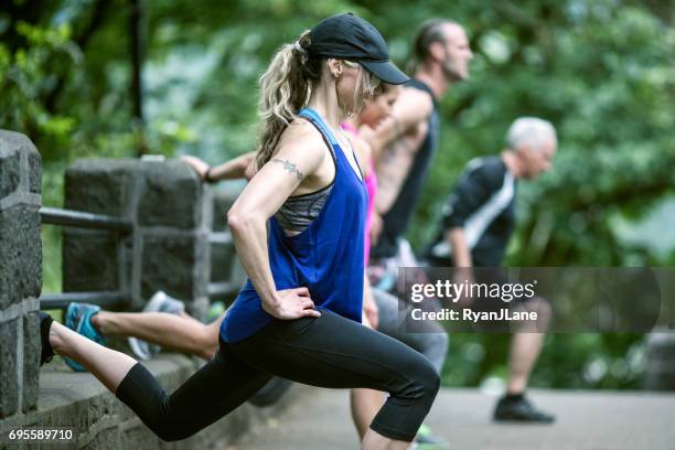 outdoor fitness class - exercise outdoors stock pictures, royalty-free photos & images