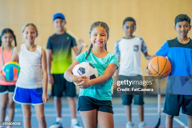 vele activiteiten - kids playing basketball stockfoto's en -beelden