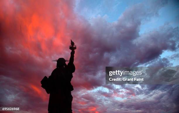 statue of liberty. - patriots stockfoto's en -beelden