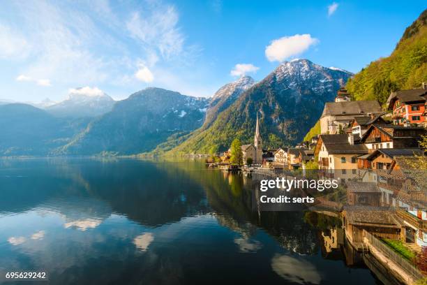 hallstatt dorp en hallstatter zie meer in oostenrijk - alpine stockfoto's en -beelden