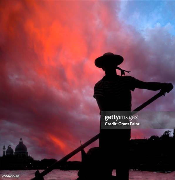 gondolier - gondel stock-fotos und bilder