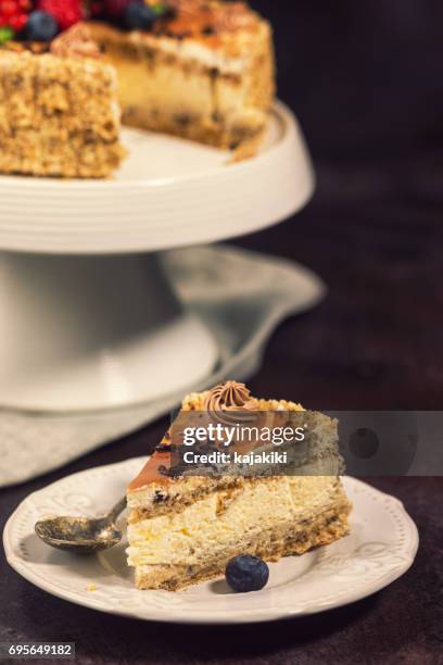 chocolade karamel taart met verse bessen vruchten - gâteau stockfoto's en -beelden