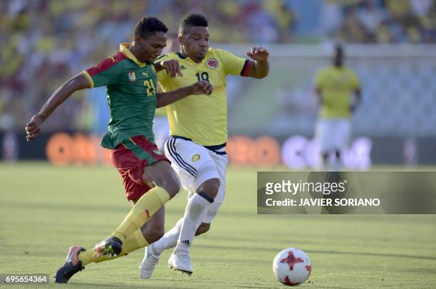 Colombia's defender Frank Fabra vies with Cameroon's defender Lucien Owona during the friendly football match Cameroon vs Colombia at the Col....