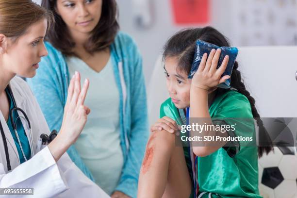 ¿cuántos dedos estoy con capacidad? - headache child fotografías e imágenes de stock