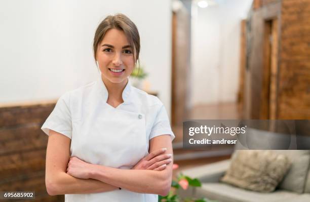 proprietário da empresa trabalhando em um spa - terapeuta de beleza - fotografias e filmes do acervo