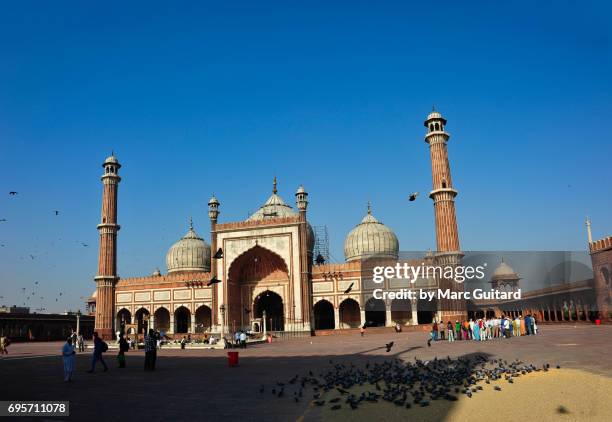 the massive jama masjid mosque, delhi, india - delhi jama masjid mosque stockfoto's en -beelden