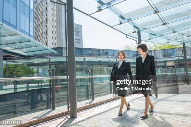 female students wear a black suit for job hunting - pump - dress shoe stock-fotos und bilder