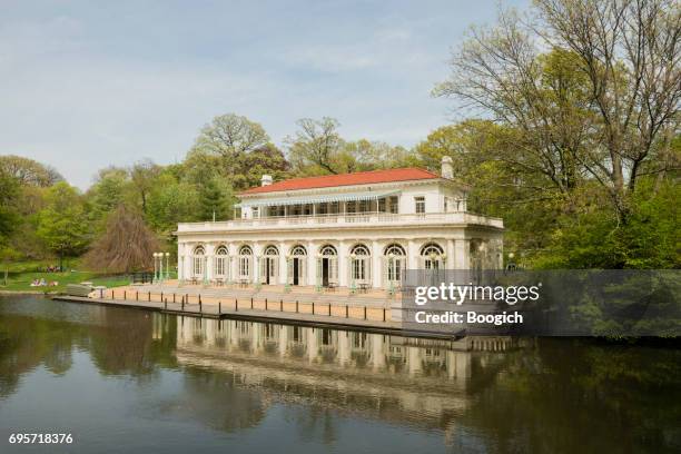 prospect park lawn di new york brooklyn nel soleggiato giorno di primavera - rimessa per barche foto e immagini stock