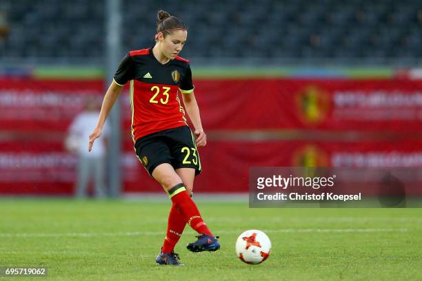 Elien van Wynendaele of Belgium runs with the ball during the Women's International Friendly match between Belgium and Japan at Stadium Den Dreef on...