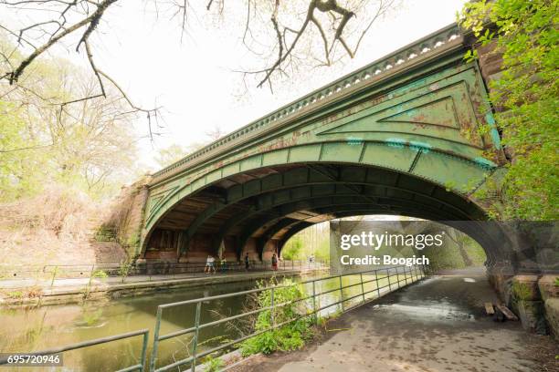 nyc brooklyn prospect park gewölbte brücke über wasser - prospect park stock-fotos und bilder