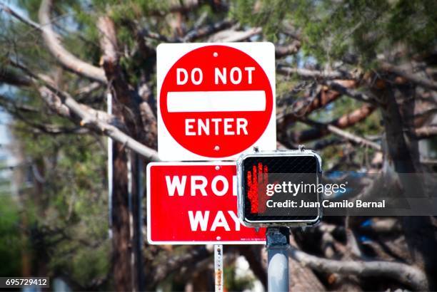 do not enter wrong way street signs - wrong way stockfoto's en -beelden