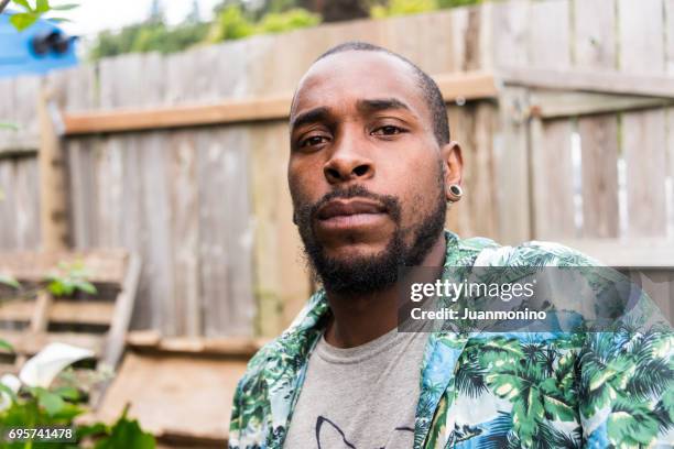 serious afro caribbean young man - jamaican ethnicity imagens e fotografias de stock