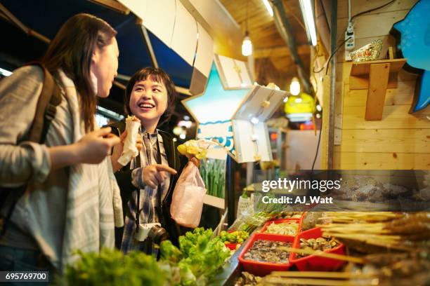 laten we eten - taiwanese ethnicity stockfoto's en -beelden