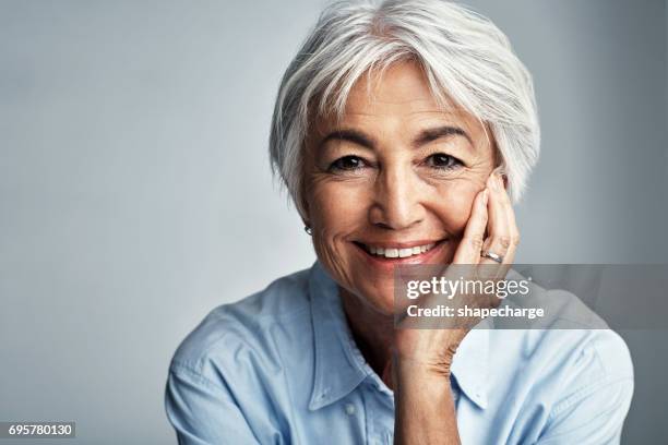 lächelnd automatisch hebt meine stimmung - mature woman portrait studio stock-fotos und bilder