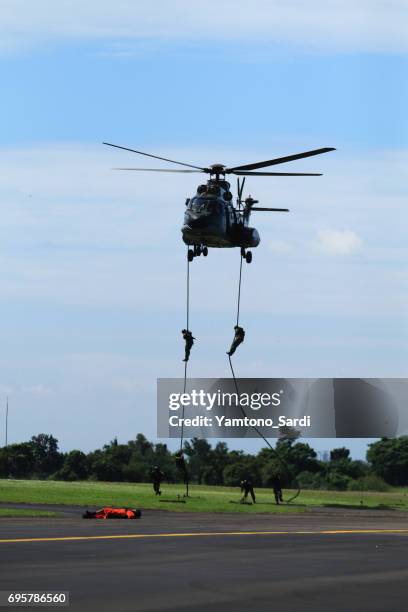 pilot reddingsoperatie - indonesia army stockfoto's en -beelden