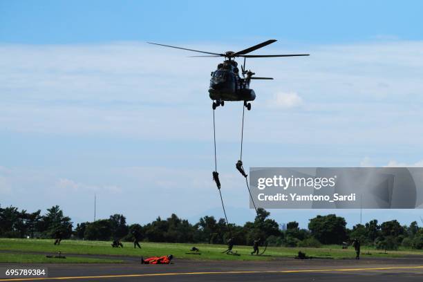 Battle Ropes Helicopter Helicopter Rope Photos and Premium High Res Pictures - Getty Images