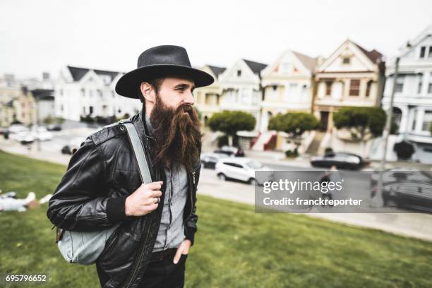 solo-reisende in alamo square, san francisco - cowboy models stock-fotos und bilder