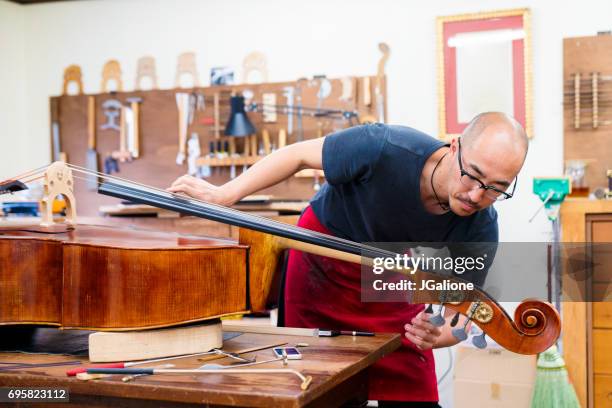 handwerker, einen kontrabass in seiner werkstatt tuning - stimmwirbel stock-fotos und bilder