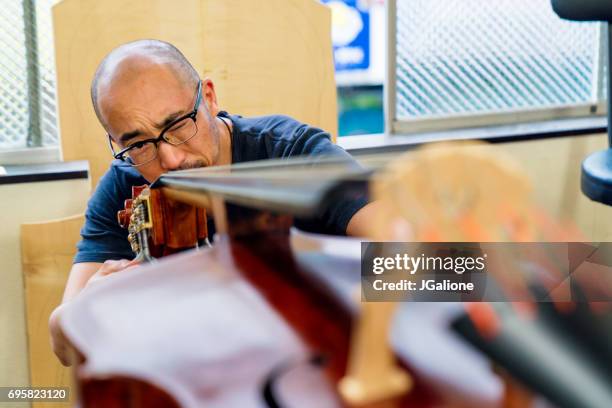 inspección del cuello con un contrabajo de artesano - neck bass fotografías e imágenes de stock